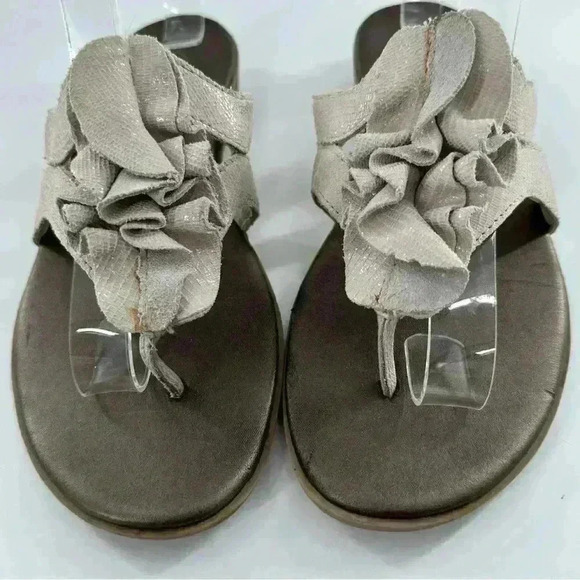 Clarks bendable sandals size 6 gray snakeskin print metallic floral flip flops - Picture 3 of 12